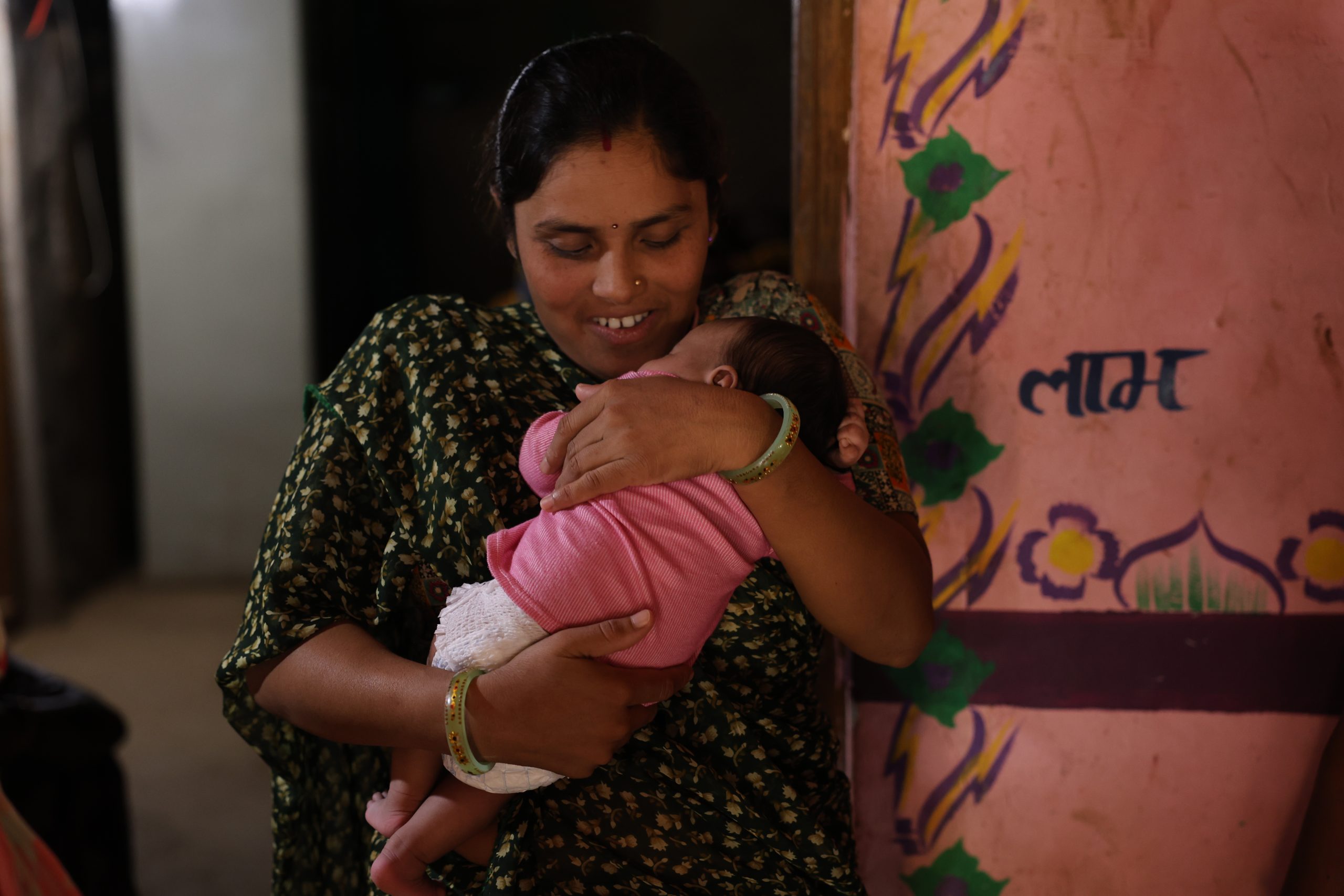 A mother clutches her young baby as she visits a sub-centre for maternal and child nutrition in Rajasthan as part of the government-led RajPusht programme. Credit: CIFF